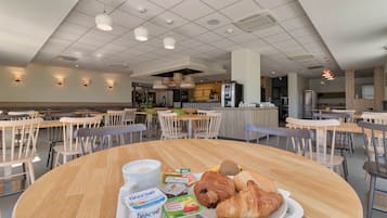 Colazione a buffet, servita nei giorni feriali (12.9 EUR a persona)