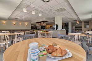 Buffet breakfast for a fee on weekdays - Campanile PRIME - Saint Jean de Luz (Saint-Jean-de-Luz)