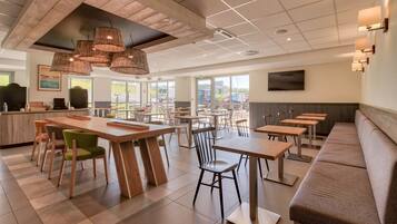 Dagelijks ontbijtbuffet (EUR 12.9 per persoon)