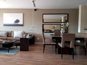 Departamento de lujo, 3 habitaciones, balcón | Servicio a la habitación