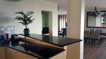 Cobertura executiva, 3 quartos, sacada | Cozinha privada | Geladeira grande, micro-ondas, fogão, cooktop