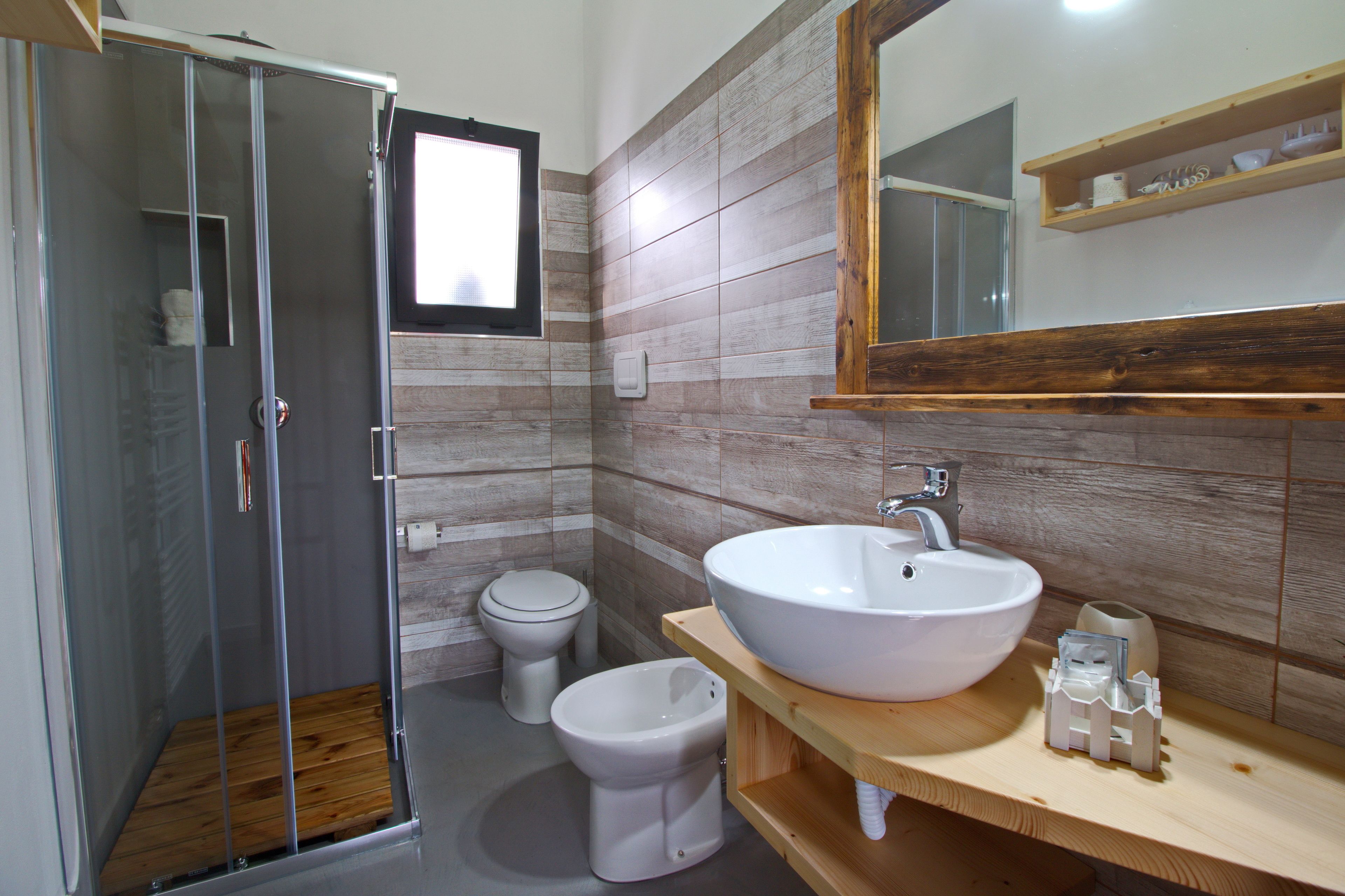 Doccia, set di cortesia gratuito, asciugacapelli, bidet