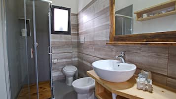 Doccia, set di cortesia gratuito, asciugacapelli, bidet