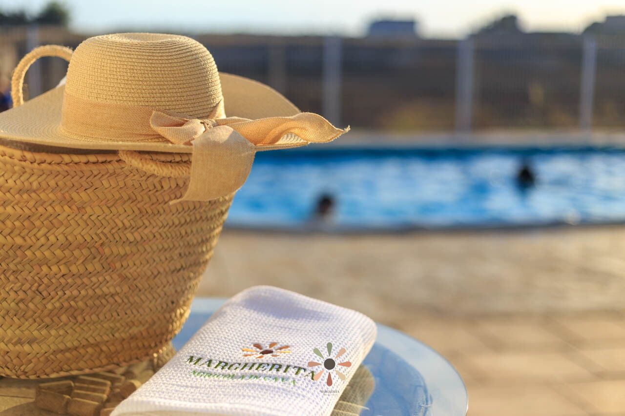 Una piscina al aire libre de temporada