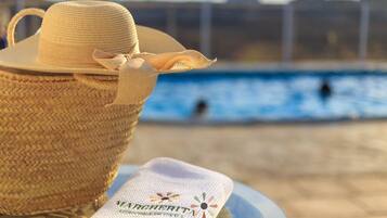 Una piscina al aire libre de temporada