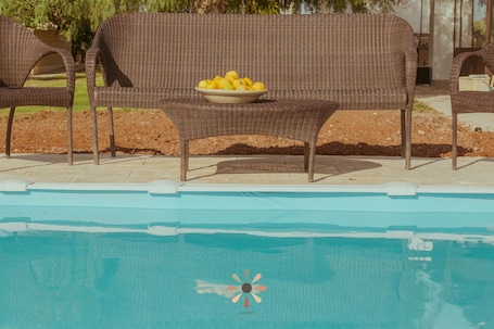 Una piscina al aire libre de temporada