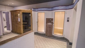 A public restroom with three sinks, a wooden partition, and a tiled floor. - Reikartz Hotel Bergpanorama Pfronten (Pfronten)