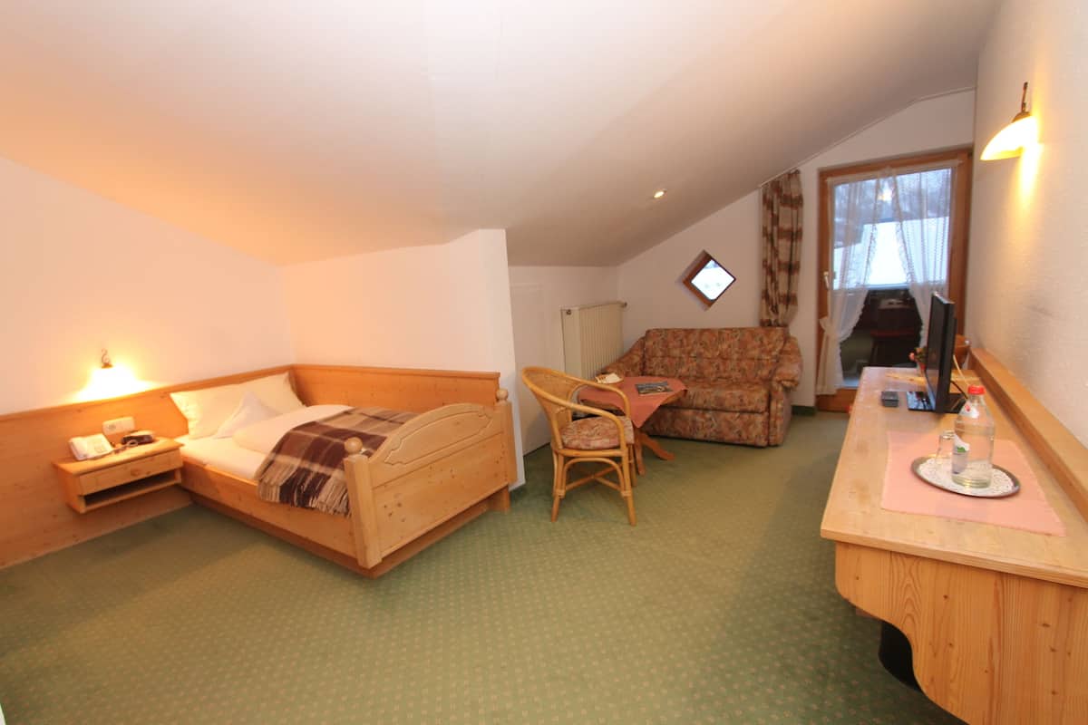Classic Single Room | In-room safe, desk, cribs (free), rollaway beds (surcharge)