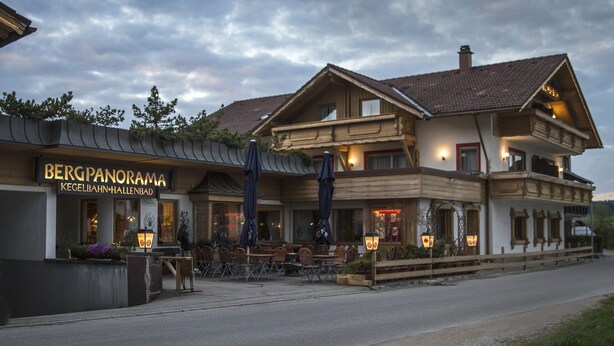 A traditional wooden building with a sign reading "BERGPANORAMA KEGELBAHN-HALLENBAD". - Reikartz Hotel Bergpanorama Pfronten (Pfronten)