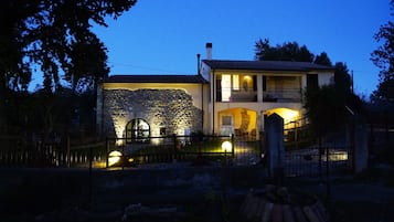 Facciata della struttura - sera/notte