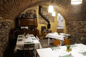 Se sirven cenas y cocina local