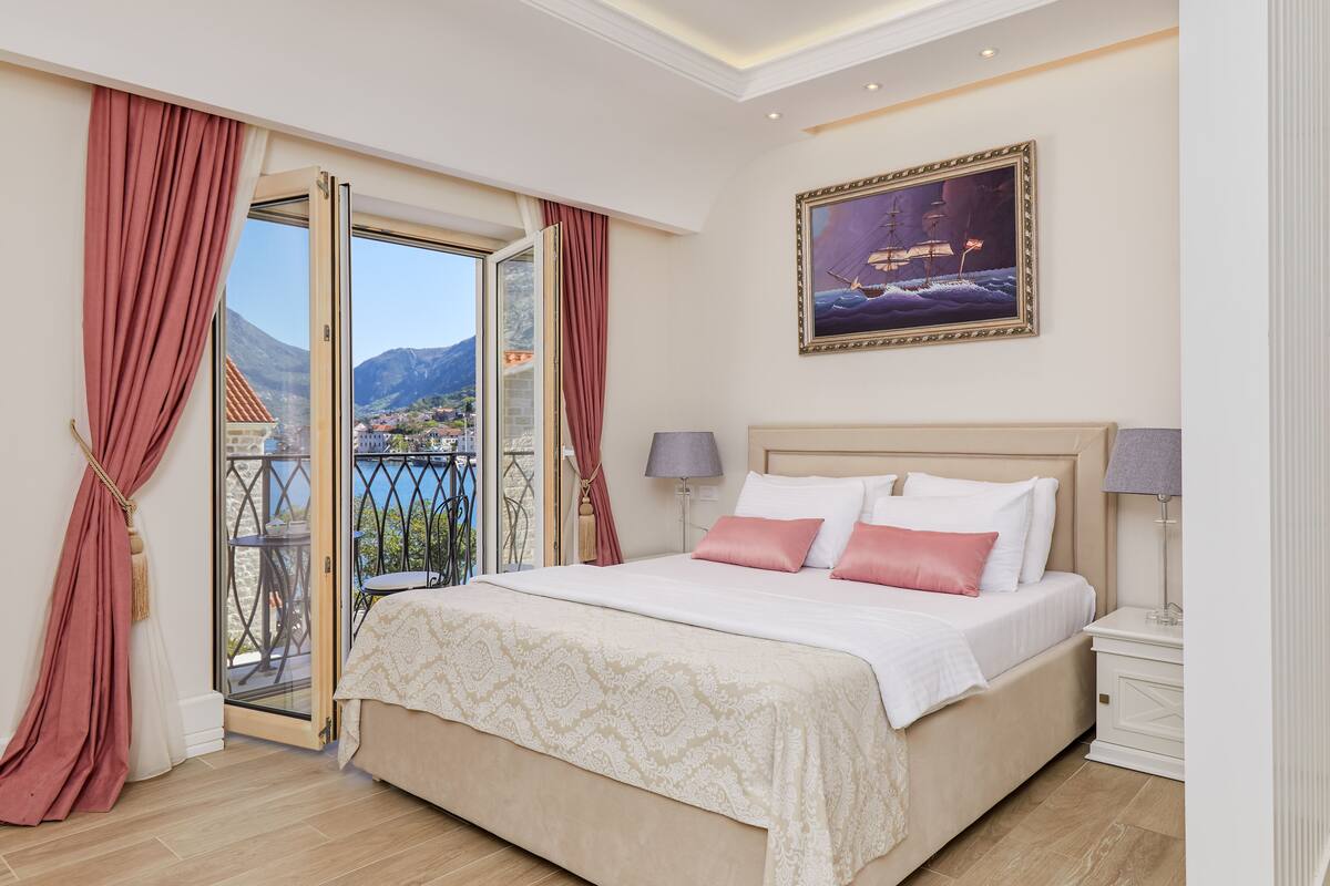 Seprai premium, minibar, brankas, dan meja kerja