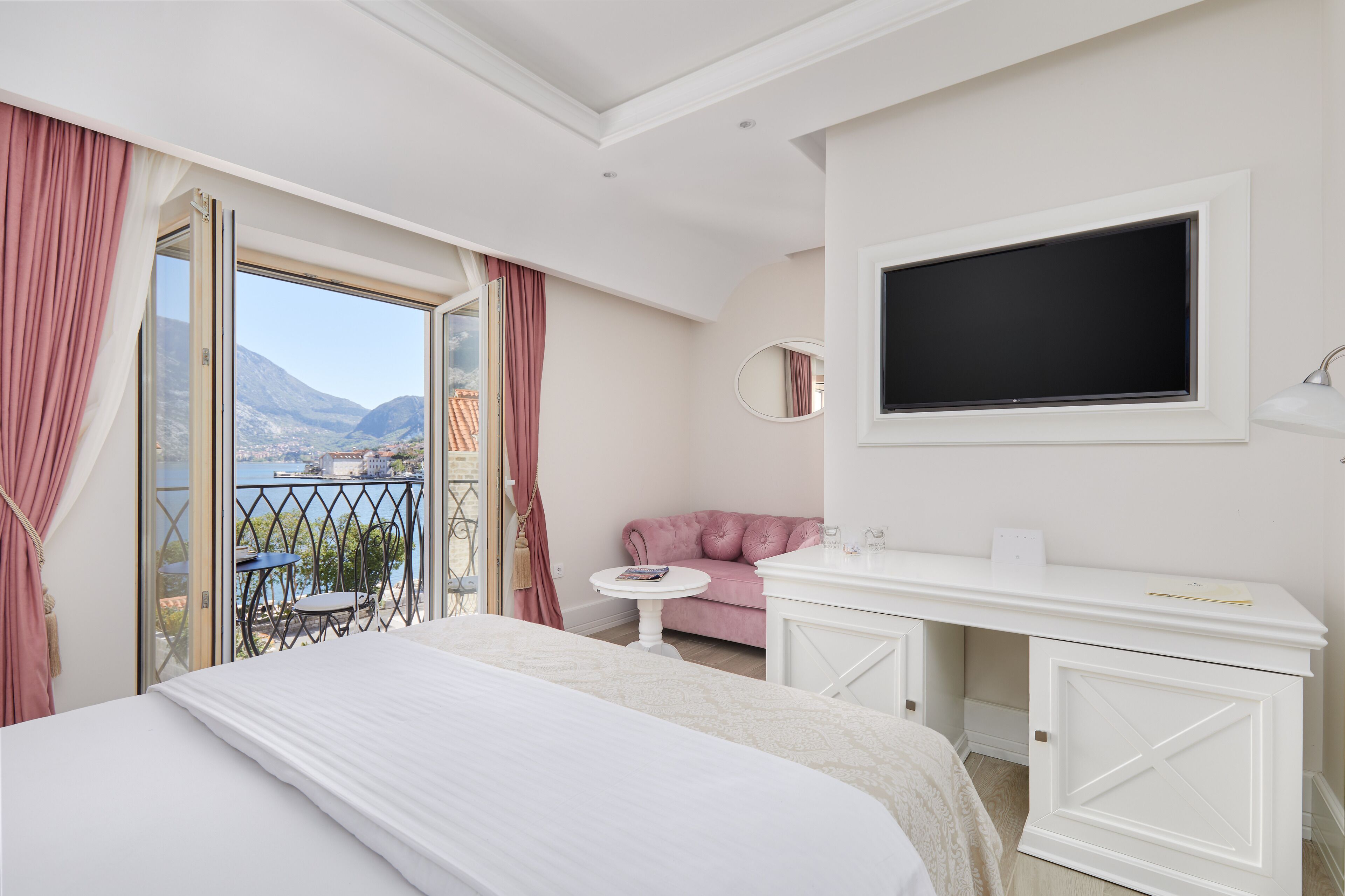 deluxe double room, balcony, sea view | premium bedding, minibar, in-room safe, desk
