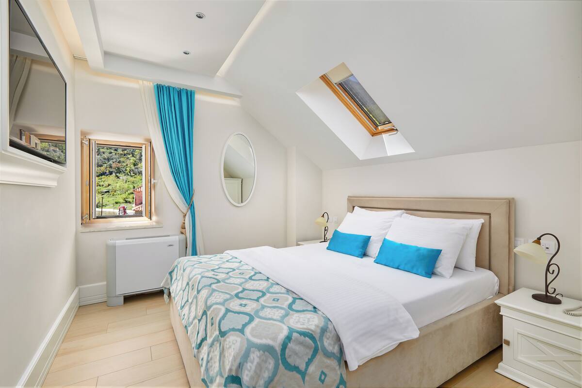 Seprai premium, minibar, brankas, dan meja kerja