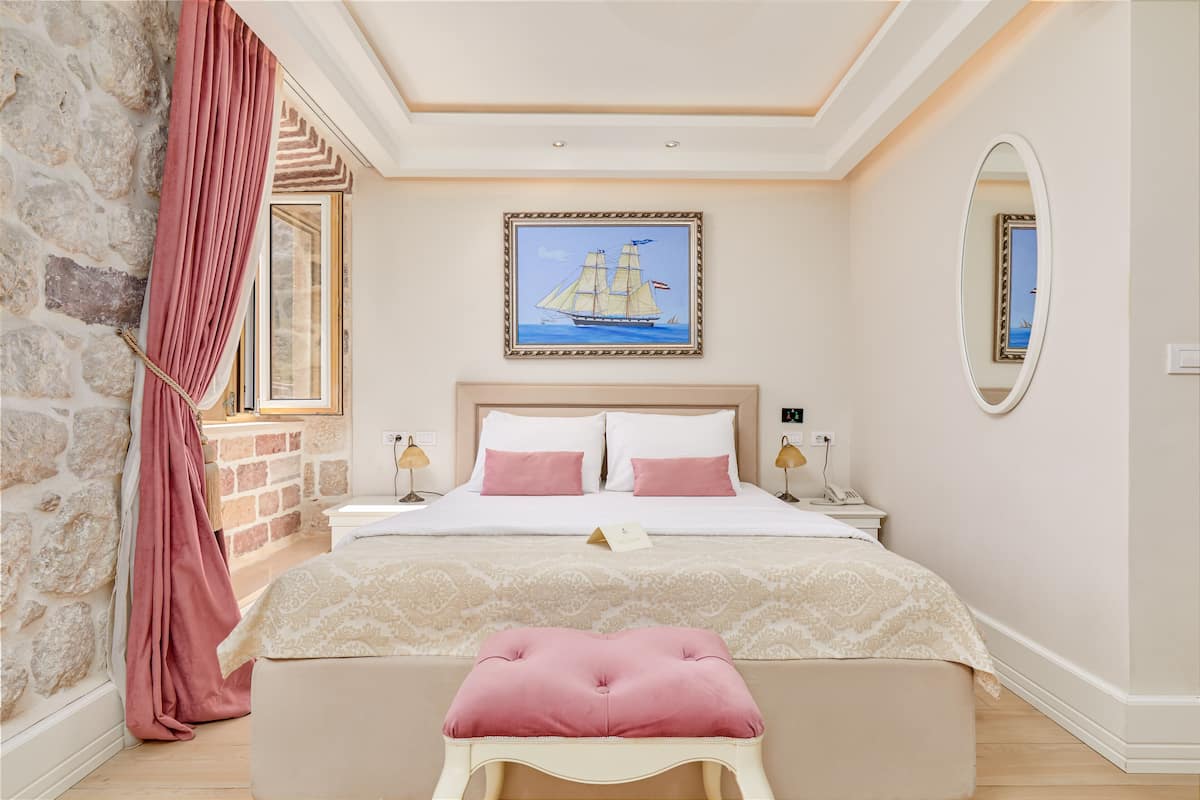 Kamar Double Deluks, balkon, pemandangan laut | Seprai premium, minibar, brankas, dan meja kerja