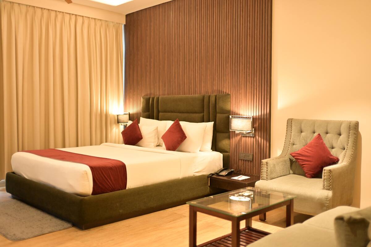 Ropa de cama de alta calidad y caja de seguridad en la habitación