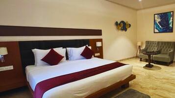 Executive Double Room, 1 King Bed | Premium bedding, in-room safe, individually furnished, desk