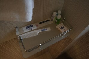 Camera Executive | Bagno | Doccia, soffione a pioggia, set di cortesia gratuito, accappatoio