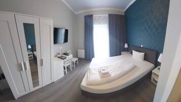 Doppelzimmer, Terrasse | Zimmersafe, Schreibtisch, schallisolierte Zimmer, kostenlose Babybetten