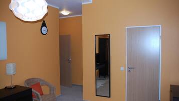 Zimmersafe, Schreibtisch, schallisolierte Zimmer, Babybetten