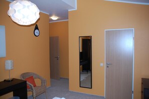 Una cassaforte in camera, una scrivania, insonorizzazione