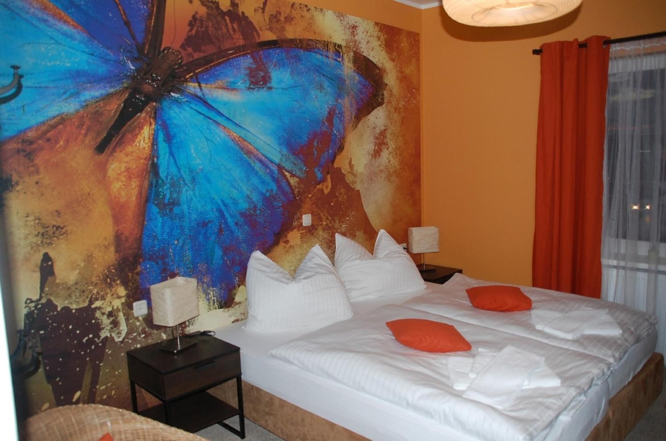 Tallelokero huoneessa, työpöytä, äänieristys, vauvansängyt