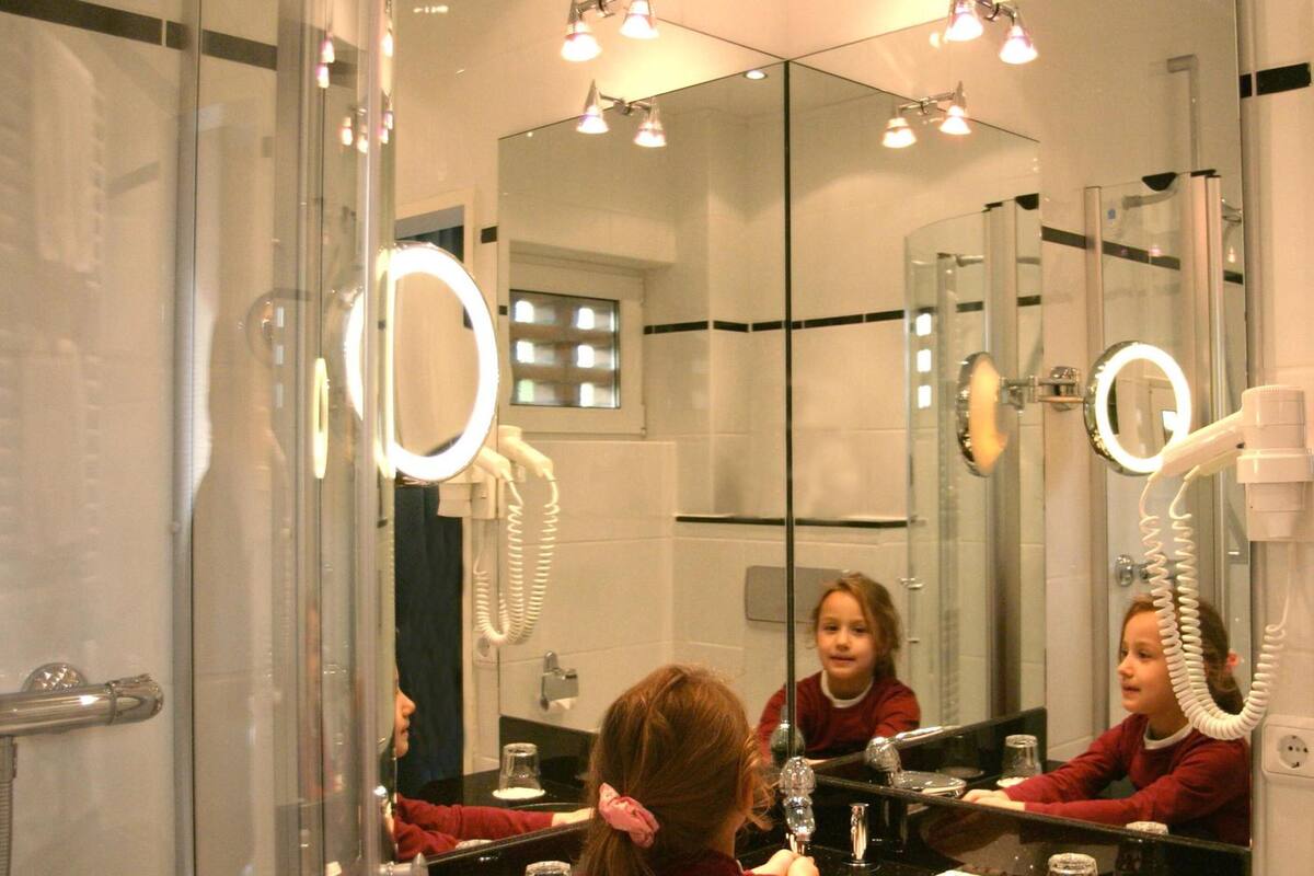 shower, free toiletries