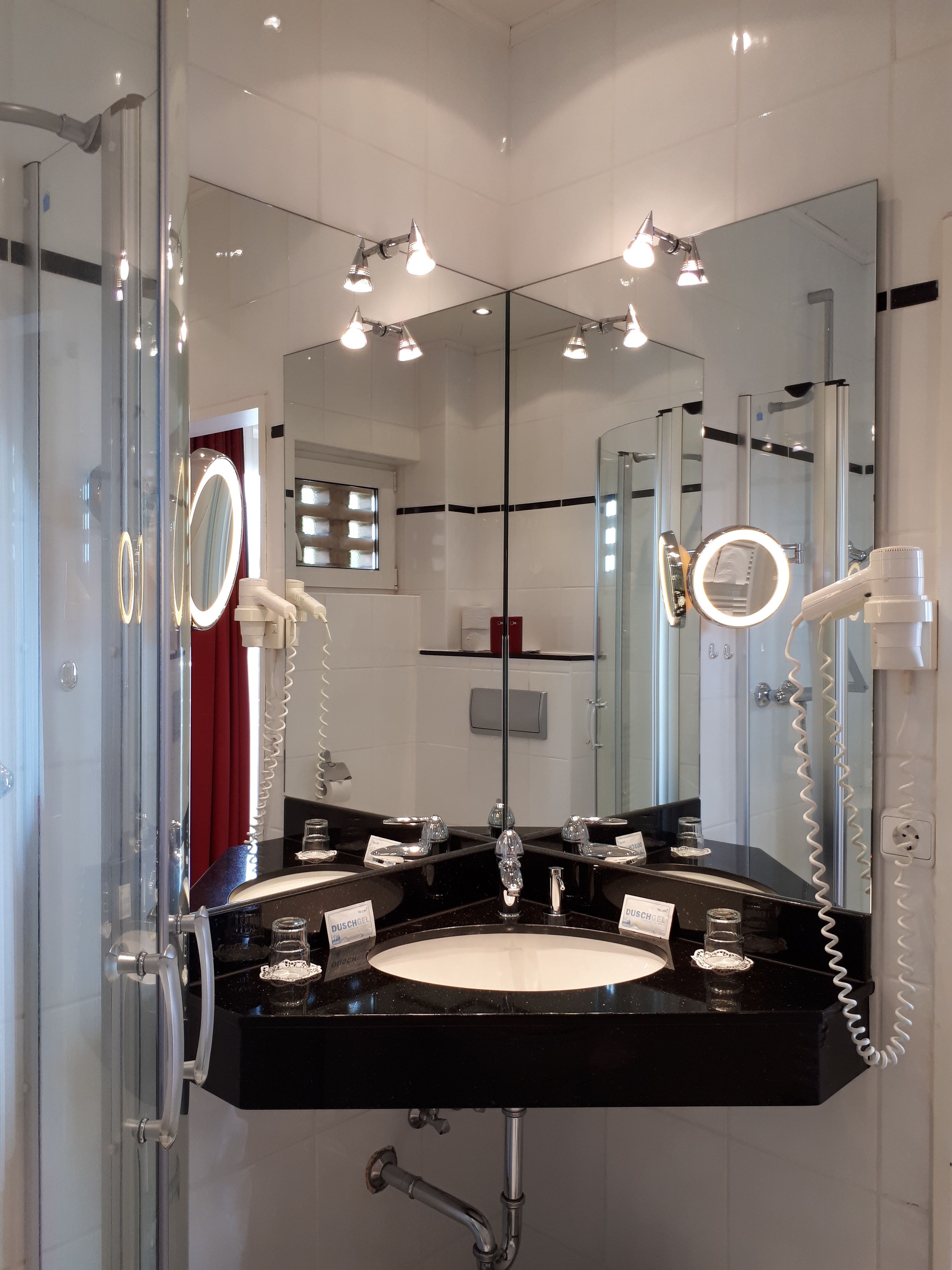 shower, free toiletries