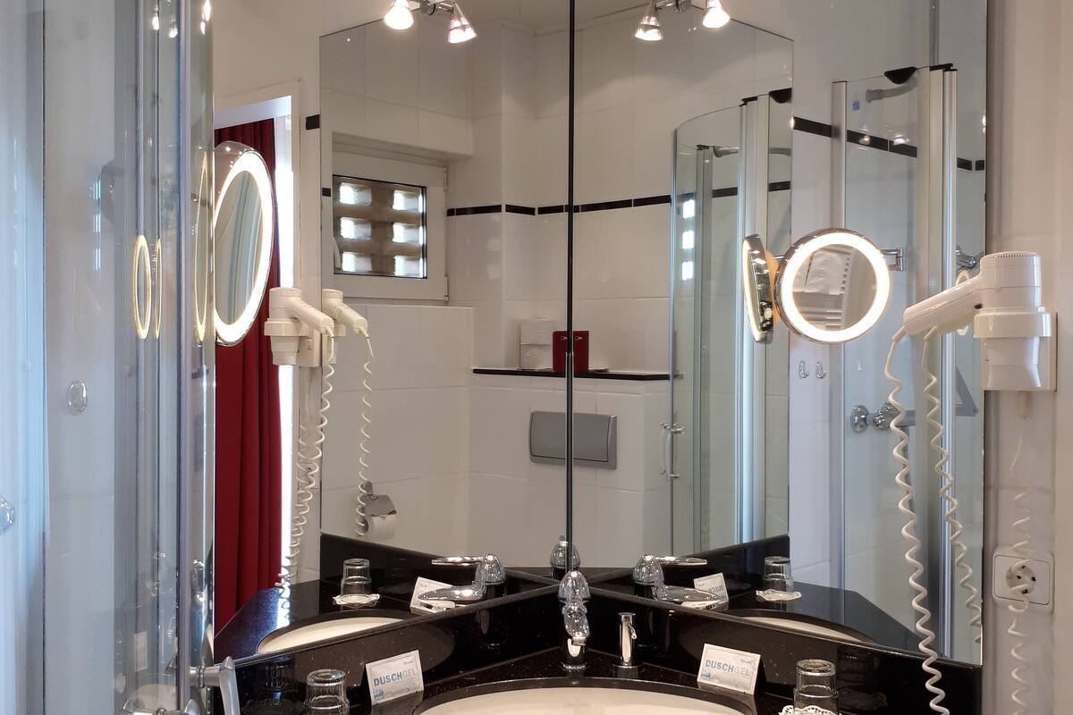 shower, free toiletries