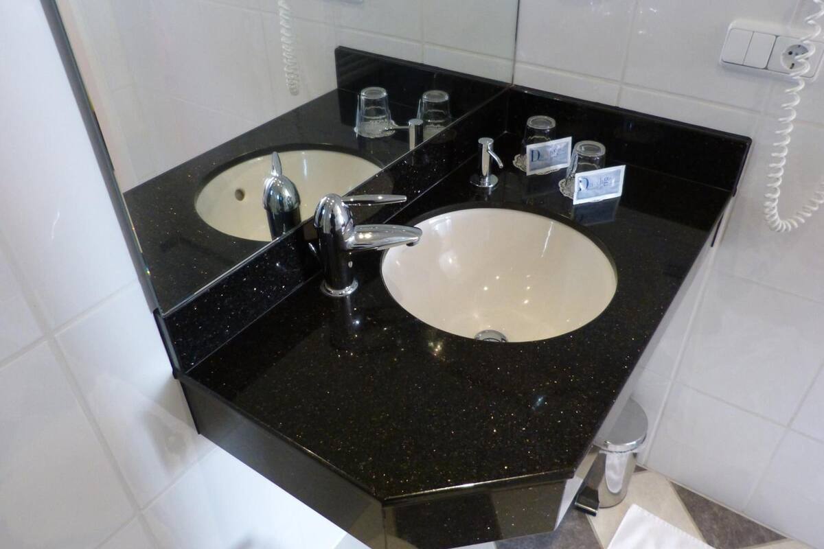 shower, free toiletries