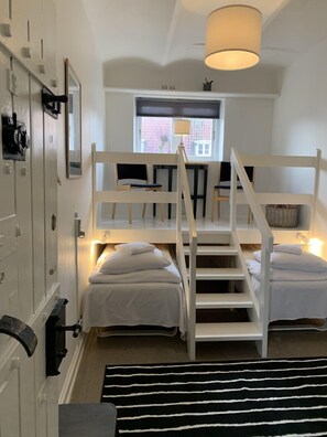Double or Twin Room, 2 Single Beds, Private Bathroom | Soundproofing, iron/ironing board, cots/infant beds, rollaway beds - Den Gamle Arrest (Ribe)