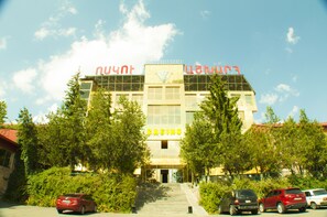 Vista frontal de la propiedad