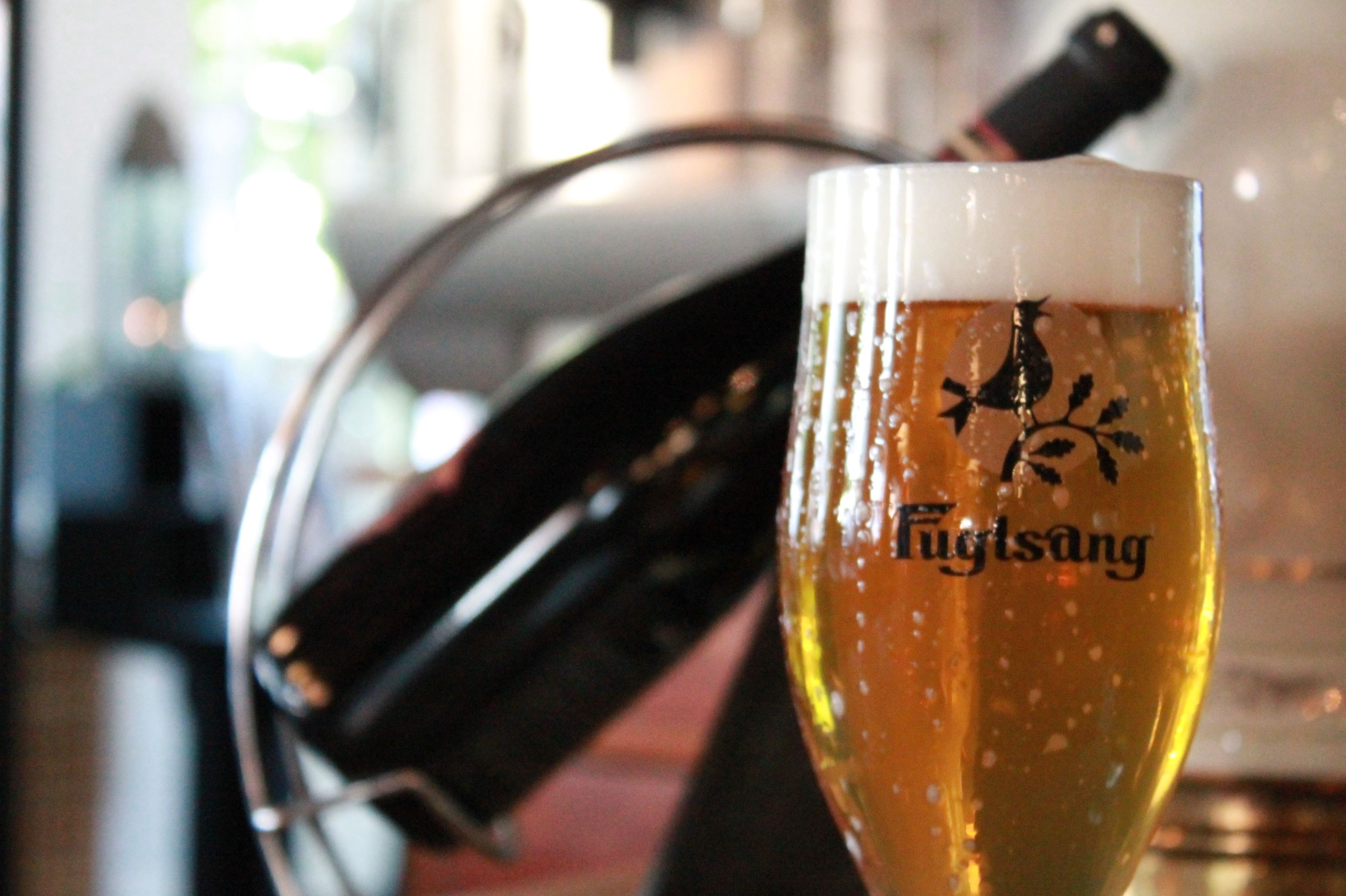 Un vaso de cerveza con un logotipo y la palabra "Fuglsang".