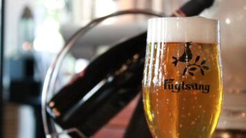 Un vaso de cerveza con un logotipo y la palabra "Fuglsang".