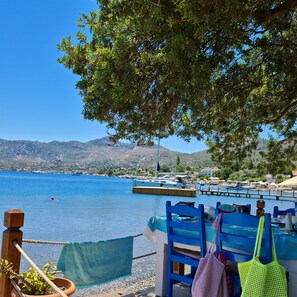 Spiaggia privata, lettini da mare, ombrelloni