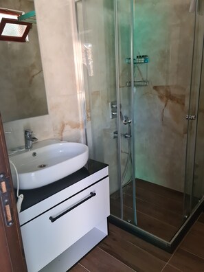 Standard Triple Room, Sea View | Bathroom