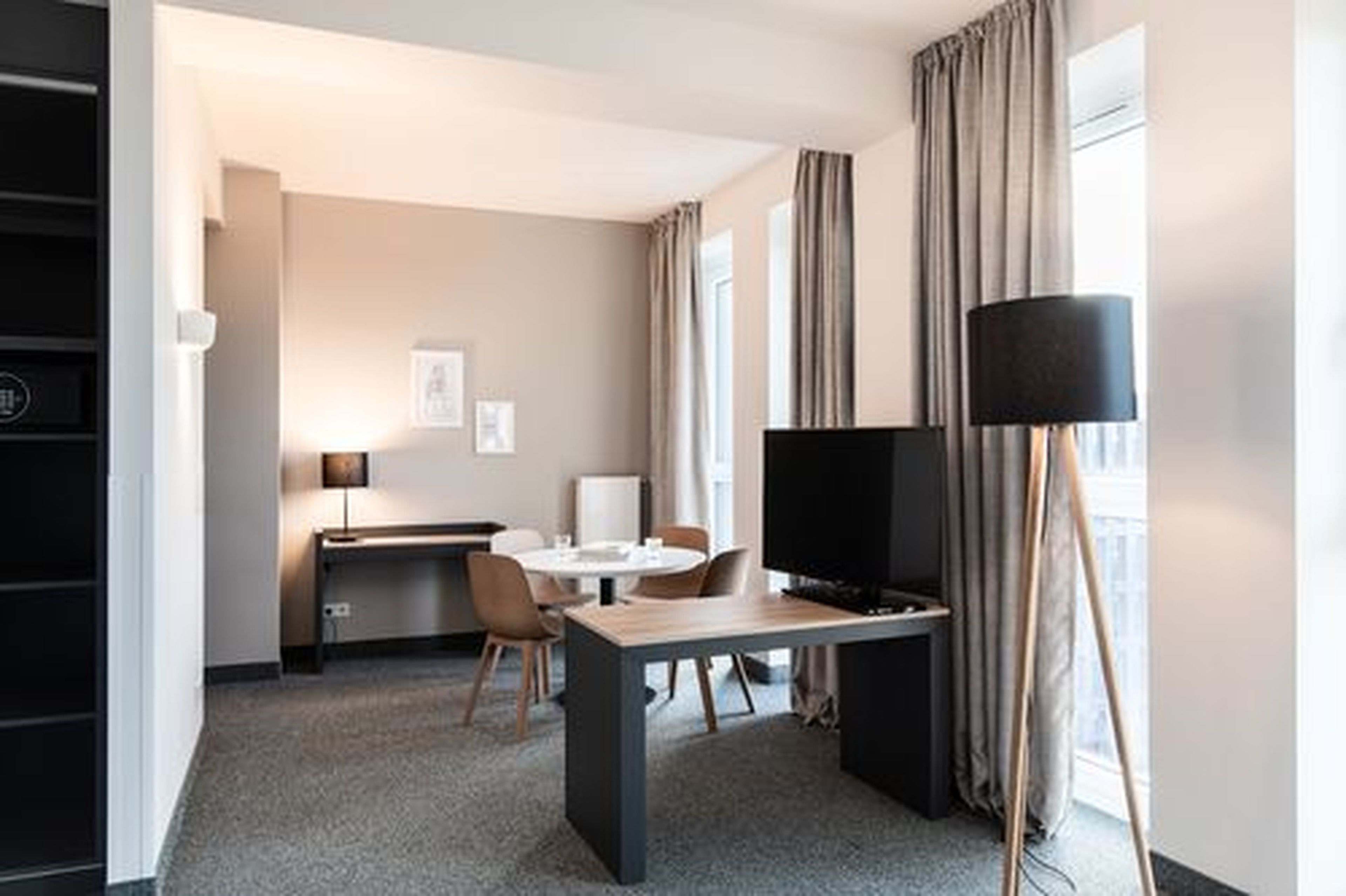 Apartment, 1 Schlafzimmer (Master) | Zimmersafe, Schreibtisch, schallisolierte Zimmer, kostenloses WLAN