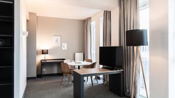 Apartment, 1 Schlafzimmer (Master) | Zimmersafe, Schreibtisch, schallisolierte Zimmer, kostenloses WLAN