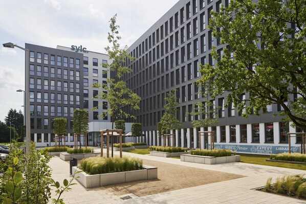 A modern building with a grid of windows and a sign reading "sylic". - sylc. Apartmenthotel (Hamburg)