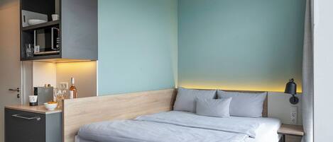 1 habitación, caja de seguridad en la habitación y escritorio