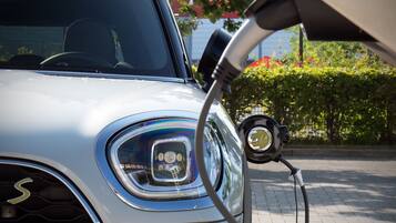 Een auto opladen bij een laadstation.