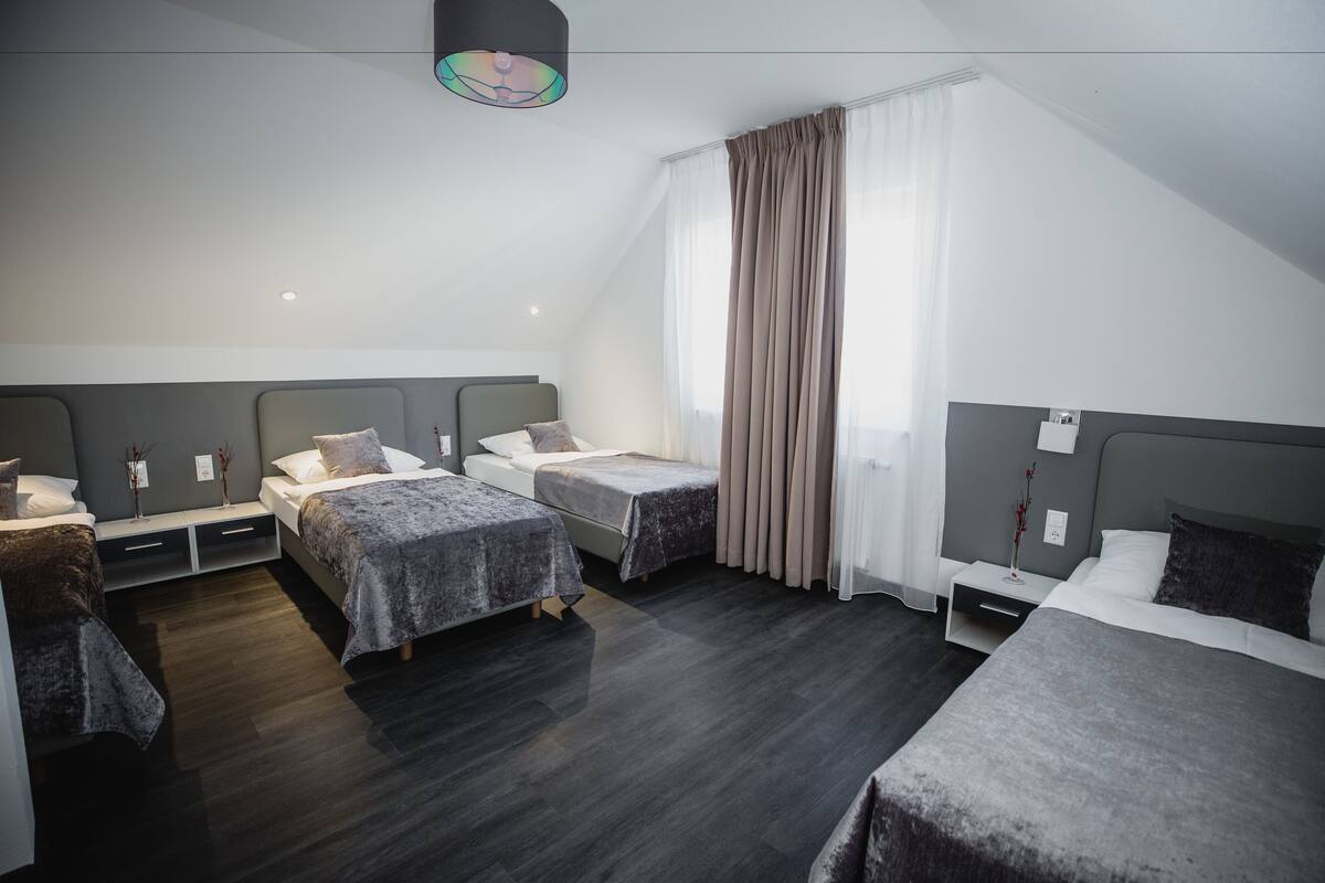 Studio Comfort (bis zur 4 Personen) | Seprai premium, meja kerja, tirai kedap cahaya, dan kedap suara