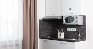 Frigorífico, microondas, placa de cocina y cafetera o tetera