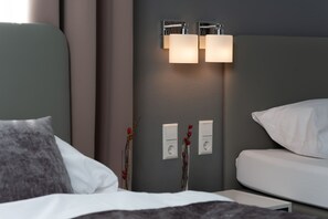 高級寝具、デスク、遮光カーテン、防音設備