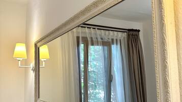 Deluxe kamer | Een minibar, een bureau, gratis wifi, beddengoed