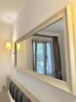 Minibar, decoración personalizada, wifi gratis y ropa de cama 