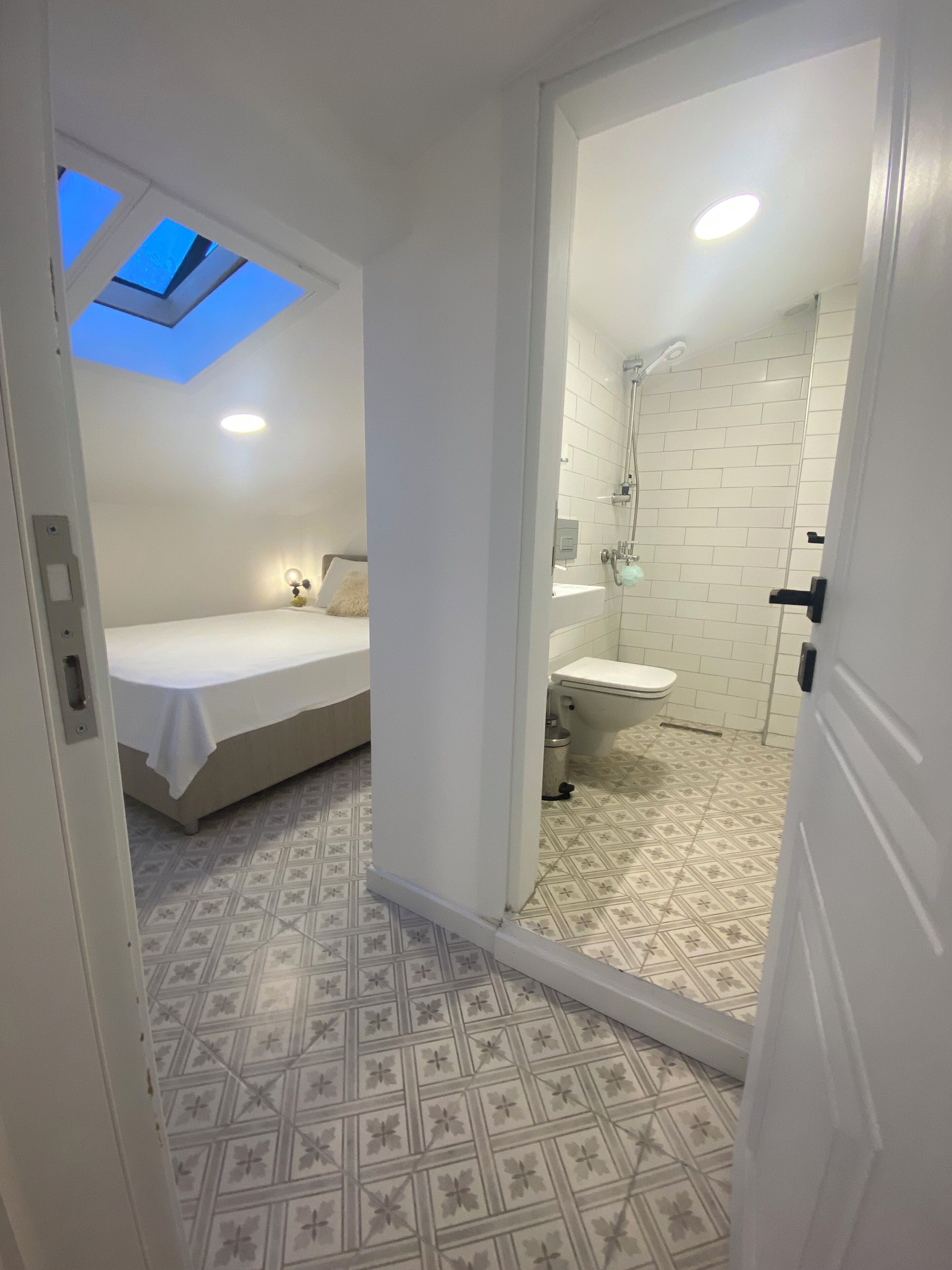 Habitación económica, 1 cama matrimonial | Minibar, escritorio, wifi gratis y ropa de cama 