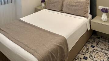 Quarto luxo | Frigobar, individualmente decorados, Wi-Fi de cortesia, roupa de cama