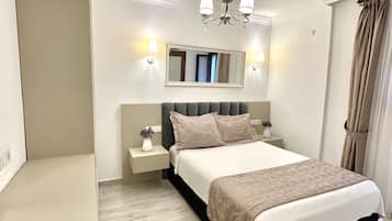 Deluxe kamer | Een minibar, een bureau, gratis wifi, beddengoed