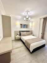 Minibar, decoración personalizada, wifi gratis y ropa de cama 